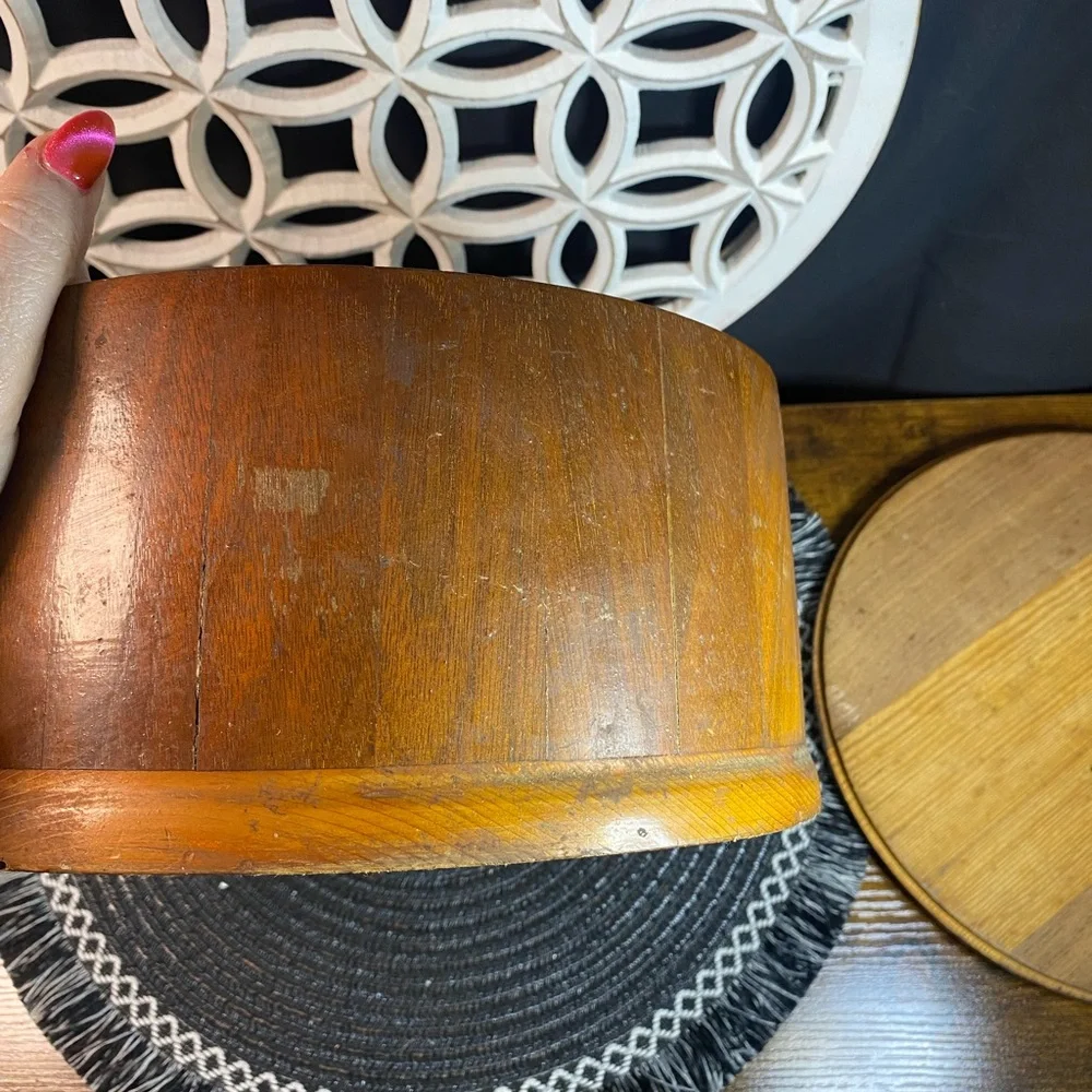 Vintage Round Lidded Wood Box‎